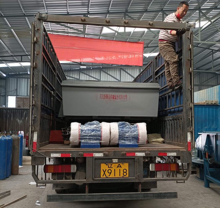 遼寧重型直線篩、江蘇輕型直線篩、四川800*800振動平臺發貨