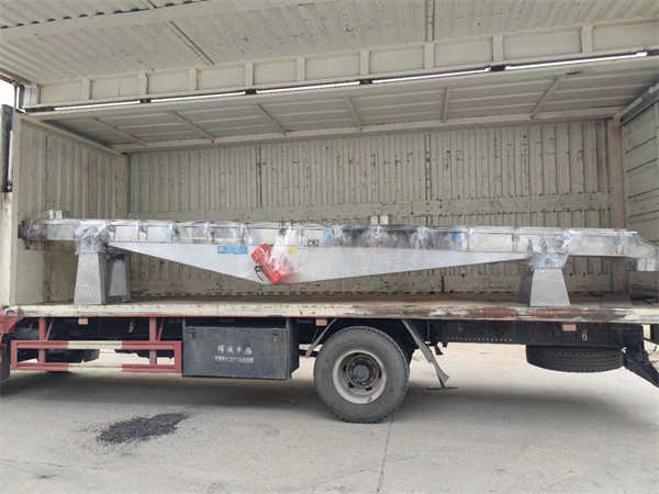 7.5米振動輸送振動給料機 裝車發貨