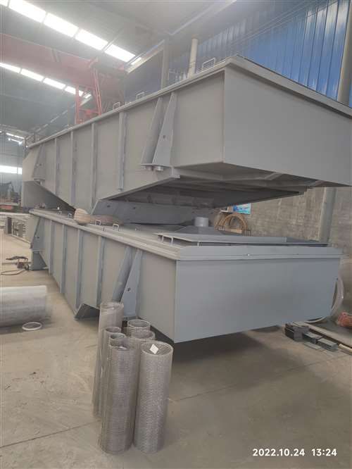 10臺直線振動篩加班加點，緊張有序生產(chǎn)制作中