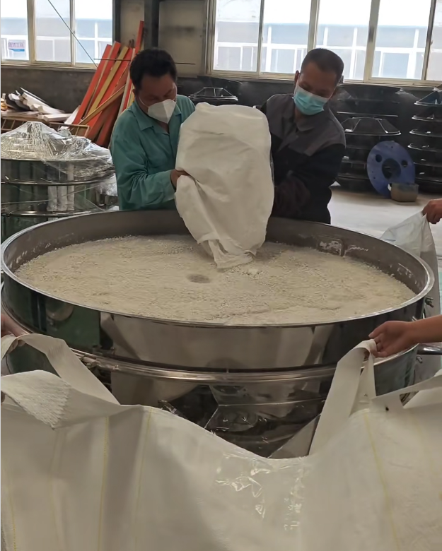 客戶帶料來廠試機(jī)，1500振動篩＋2套超聲波系統(tǒng)，不堵網(wǎng)、產(chǎn)量大、精度高，效果非常好！