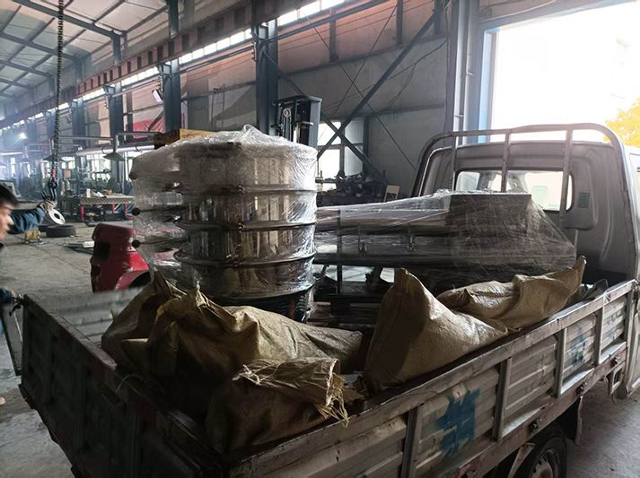 旋振篩、電磁給料機、硅膠軟連接發貨
