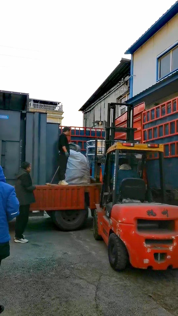 NE15斗式提升機和1500超聲波振動篩專車發貨